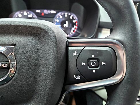 Used 2022 Volvo XC40 T5 Momentum image 30