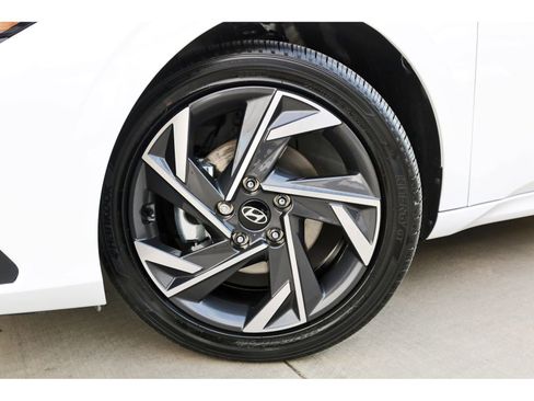 Certified 2025 Hyundai Elantra SEL image 31