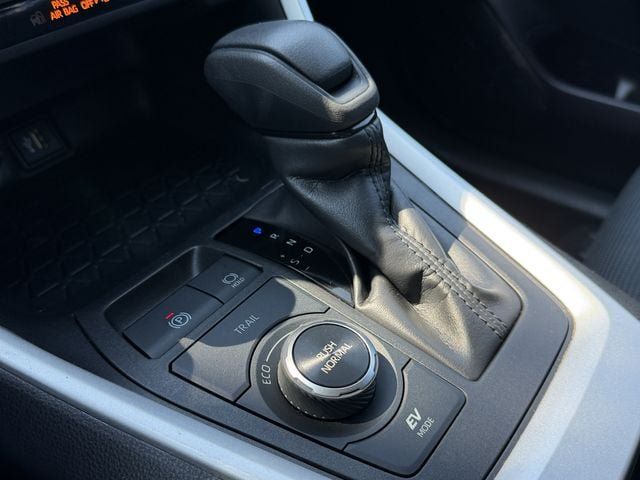 Used 2025 Toyota RAV4 LE AWD/4WD image 18