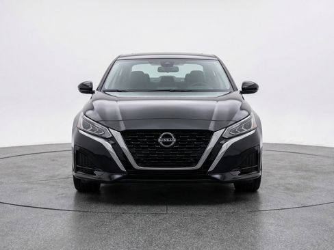 Used 2025 Nissan Altima 2.5 SV image 2