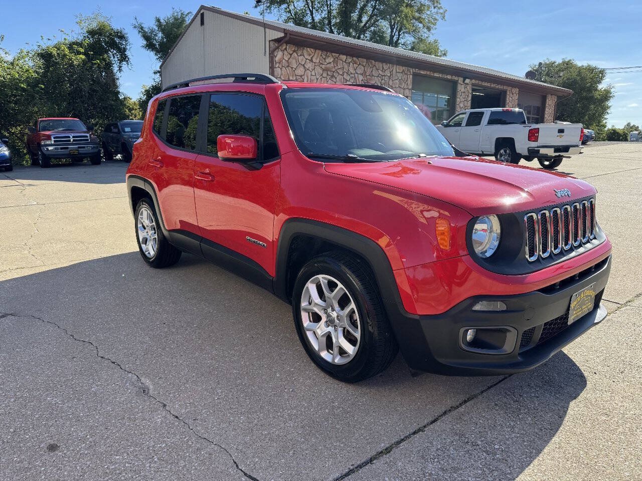 Used 2018 Jeep Renegade Latitude FWD image 3