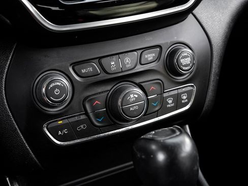 Used 2022 Jeep Cherokee Limited image 34