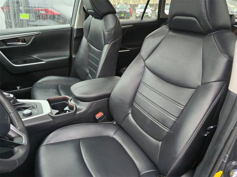Certified 2020 Toyota RAV4 Limited image 21