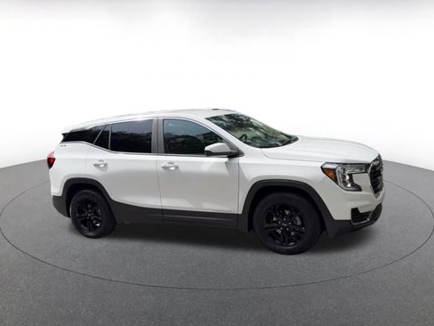 Used 2024 GMC Terrain SLE FWD image 2