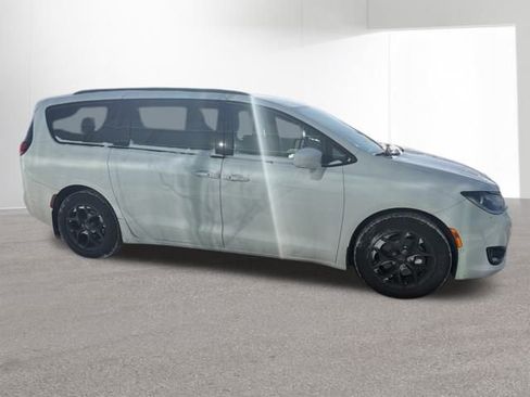 Used 2020 Chrysler Pacifica Touring-L Plus image 22
