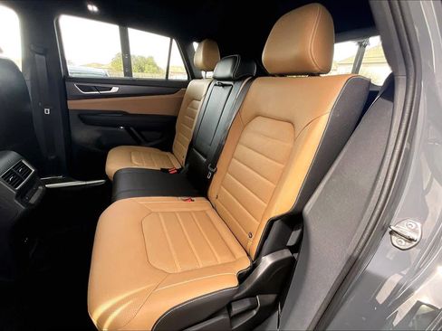 Used 2024 Volkswagen Atlas Cross Sport SEL R-Line image 19