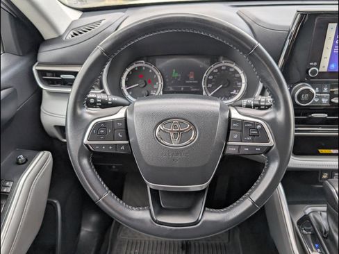 Used 2023 Toyota Highlander XLE image 14