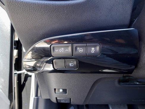 Certified 2022 Toyota Prius LE FWD image 12