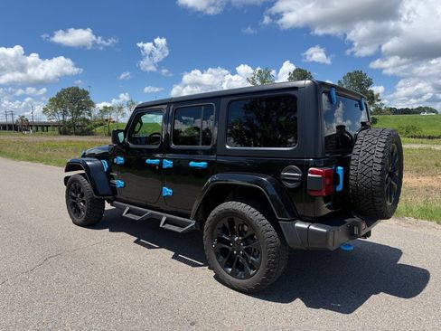 Used 2023 Jeep Wrangler Unlimited Sahara AWD/4WD image 2