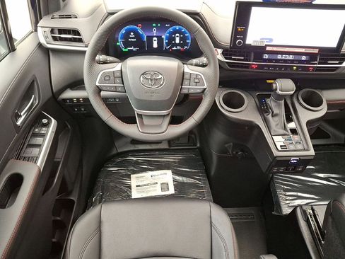 Used 2025 Toyota Sienna XSE image 27