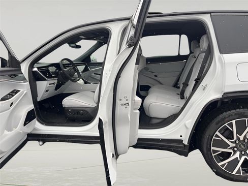 Used 2025 Jeep Wagoneer S Limited image 32