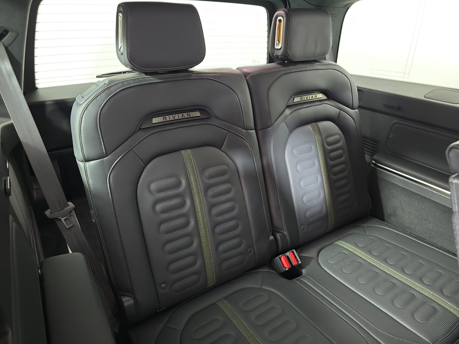 Used 2024 Rivian R1S Adventure Dual AWD/4WD image 25