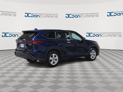 Used 2023 Toyota Highlander LE image 8