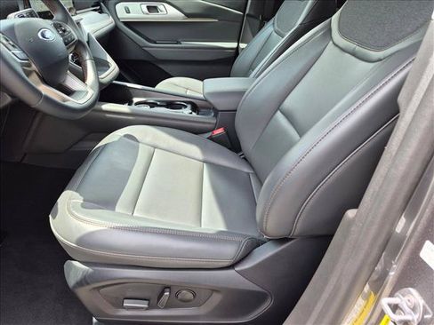 Used 2025 Ford Explorer Active w/ Active Comfort Package RWD image 15