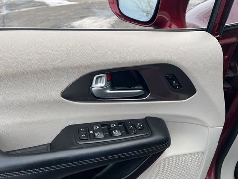 Used 2018 Chrysler Pacifica Limited image 9