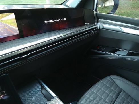 Used 2026 Cadillac Escalade V w/ LPO, ONYX Package AWD/4WD image 12