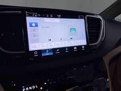 Used 2023 Chrysler Pacifica Touring-L FWD image 14