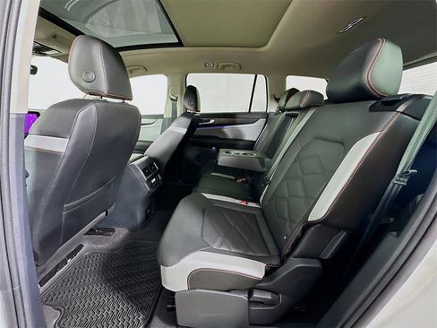 Used 2024 Volkswagen Atlas Peak Edition SE image 17