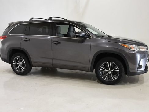 Used 2017 Toyota Highlander LE FWD image 3