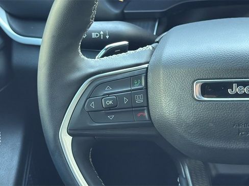 Used 2025 Jeep Grand Cherokee Altitude image 18