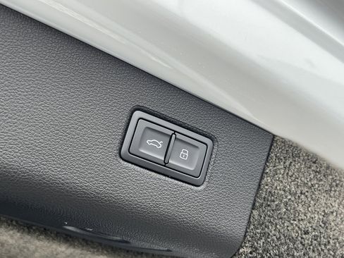 Certified 2023 Bentley Bentayga Extended Wheelbase image 24