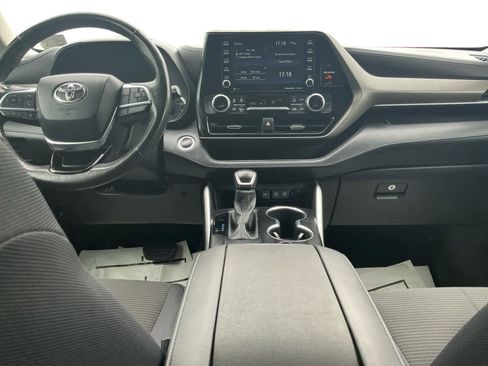 Used 2021 Toyota Highlander LE FWD image 11