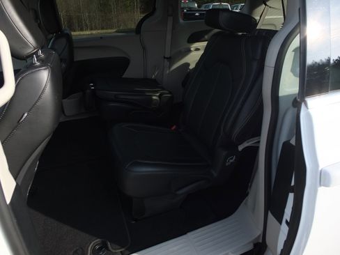 Used 2024 Chrysler Pacifica Touring-L image 12