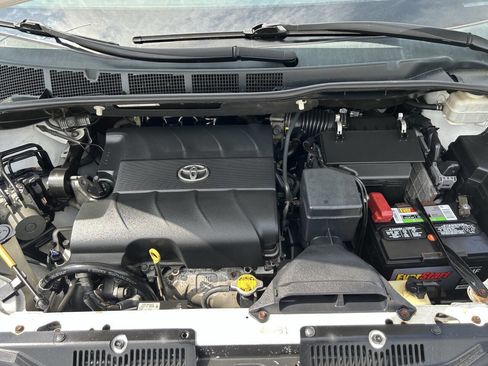 Used 2013 Toyota Sienna L image 28