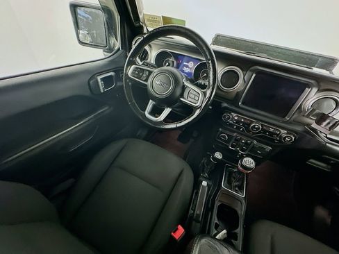Used 2019 Jeep Wrangler Unlimited Sahara AWD/4WD image 9