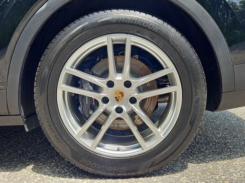 Certified 2024 Porsche Cayenne AWD/4WD image 11