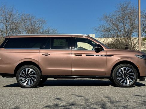 New 2026 Lincoln Navigator L Black Label AWD/4WD image 3