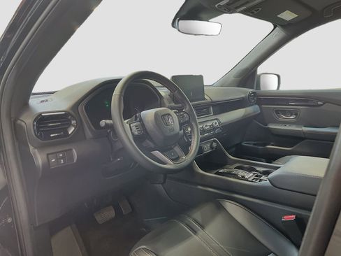Used 2025 Honda Pilot TrailSport image 9