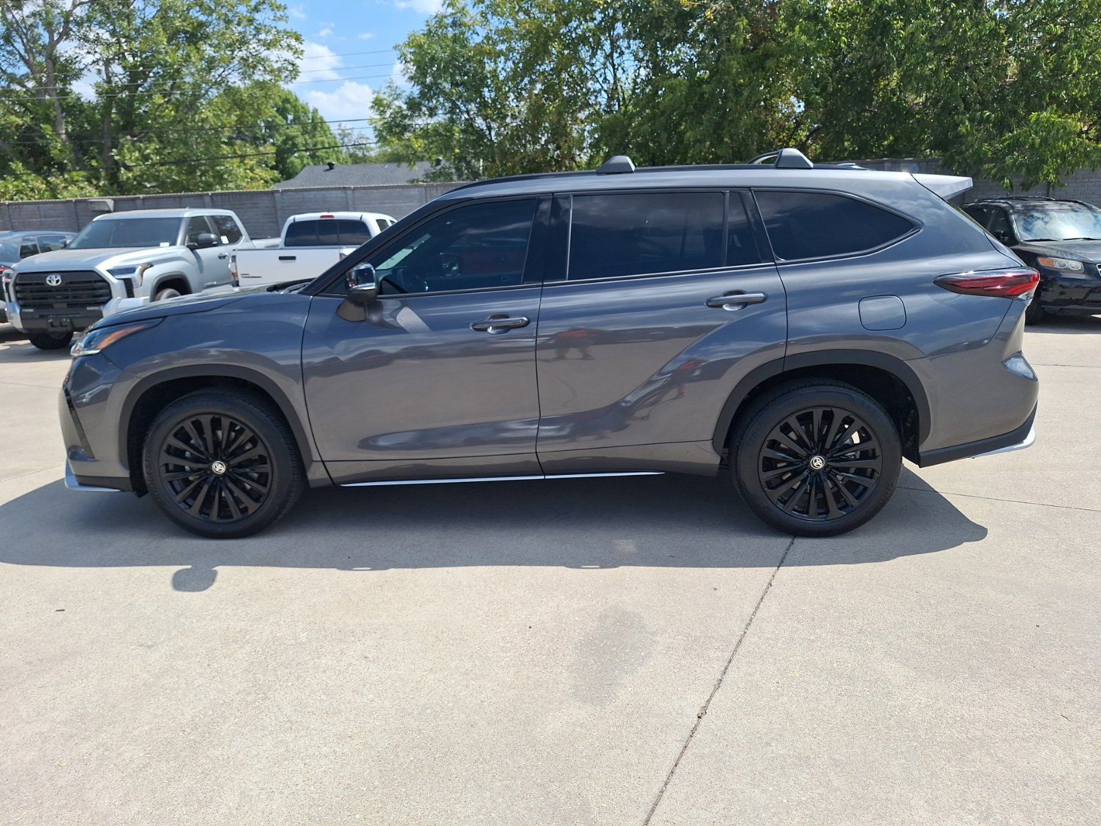 Used 2024 Toyota Highlander XSE AWD/4WD image 3