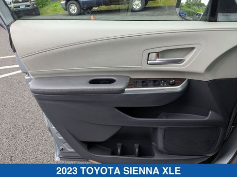 Used 2023 Toyota Sienna XLE image 12