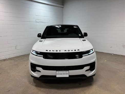 Used 2024 Land Rover Range Rover Sport SE image 3