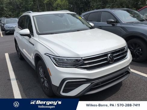Used 2023 Volkswagen Tiguan SE w/ Panoramic Sunroof Package FWD image 5