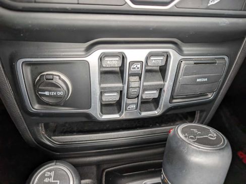 Used 2018 Jeep Wrangler Unlimited Sahara AWD/4WD image 27