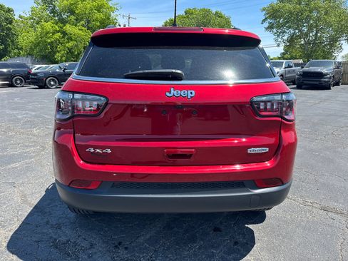 Used 2025 Jeep Compass Latitude AWD/4WD image 4