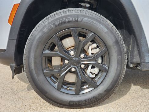 Used 2024 Jeep Grand Cherokee L Laredo image 10