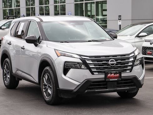 Used 2024 Nissan Rogue S FWD image 3