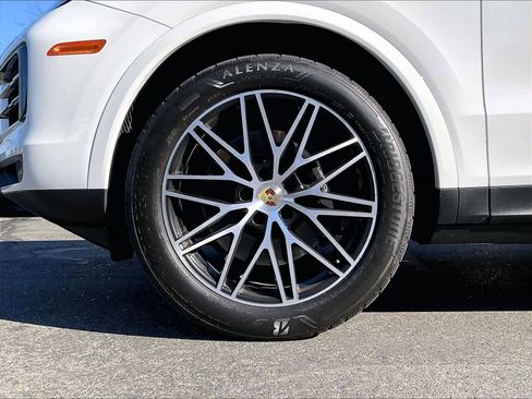 Used 2024 Porsche Cayenne AWD/4WD image 12