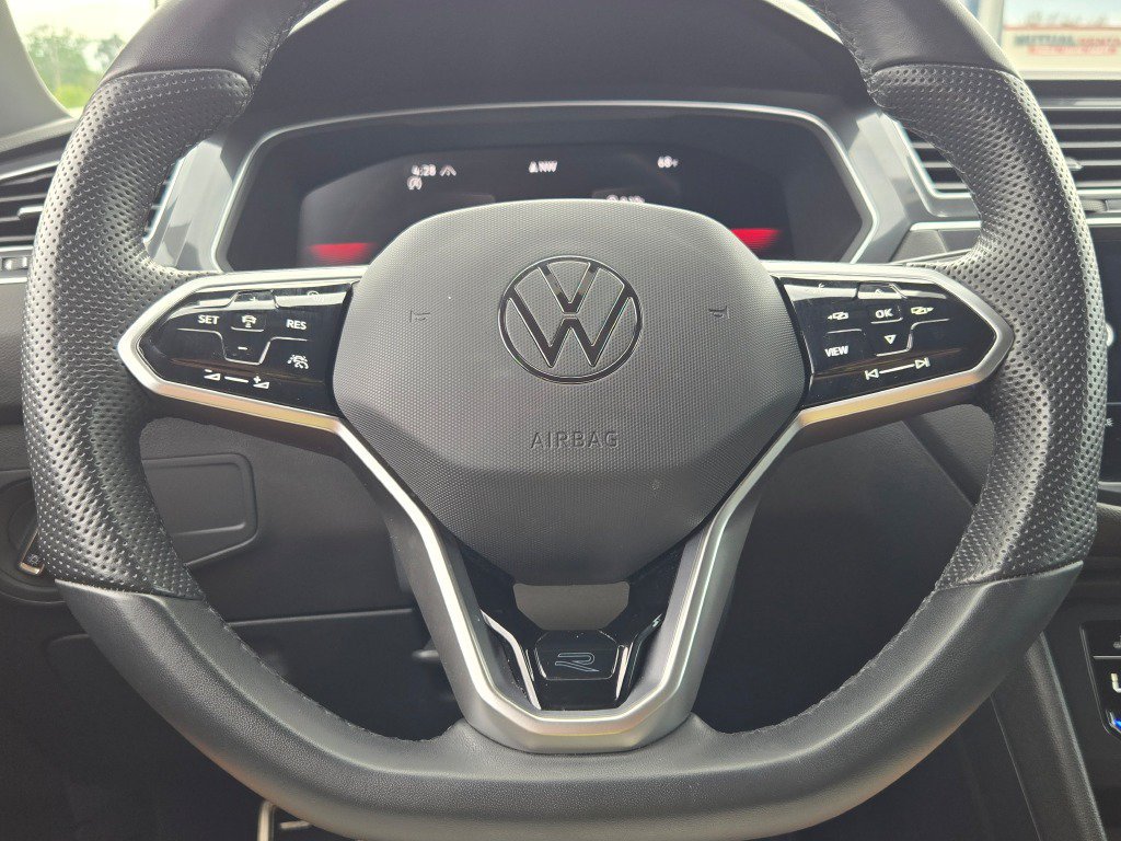 Used 2024 Volkswagen Tiguan SE R-Line w/ MDO Package, Two-Row AWD/4WD image 43