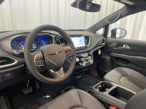 New 2026 Chrysler Pacifica Select image 11