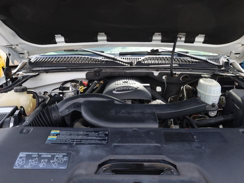 Used 2005 Chevrolet Suburban LT w/ Preferred Equipment Group RWD image 18