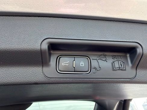 Used 2023 Ford Explorer Limited AWD/4WD image 28