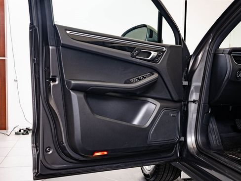 Certified 2018 Porsche Macan image 29