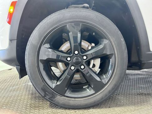 Used 2023 Jeep Grand Cherokee Altitude AWD/4WD image 31