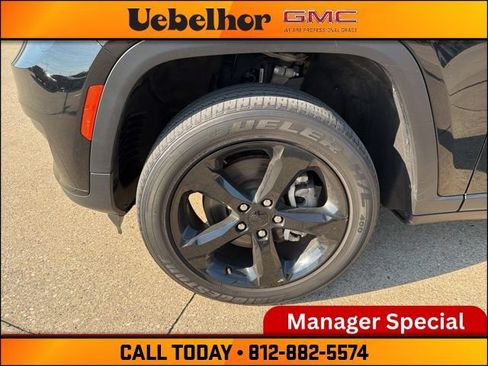 Used 2023 Jeep Grand Cherokee L Laredo AWD/4WD image 17