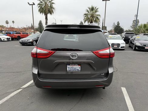 Used 2016 Toyota Sienna LE image 4