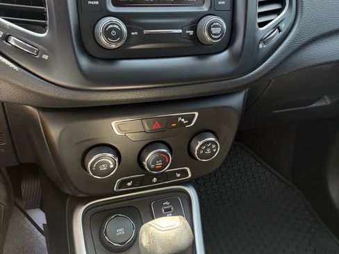 Used 2018 Jeep Compass Latitude w/ Safe & Security Group AWD/4WD image 19